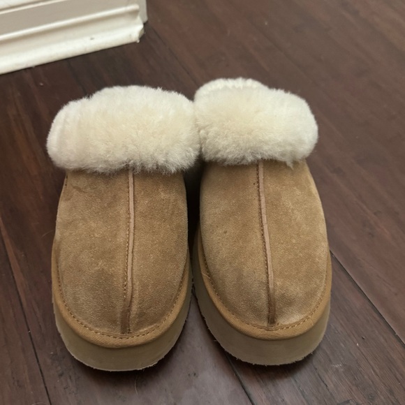 UGG Slippers - Picture 7 of 8